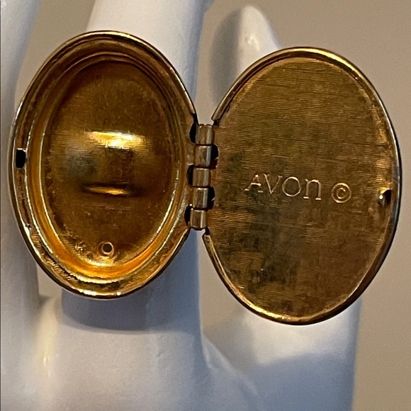 1970’s Avon Cameo Locket Ring - Picture 6 of 8